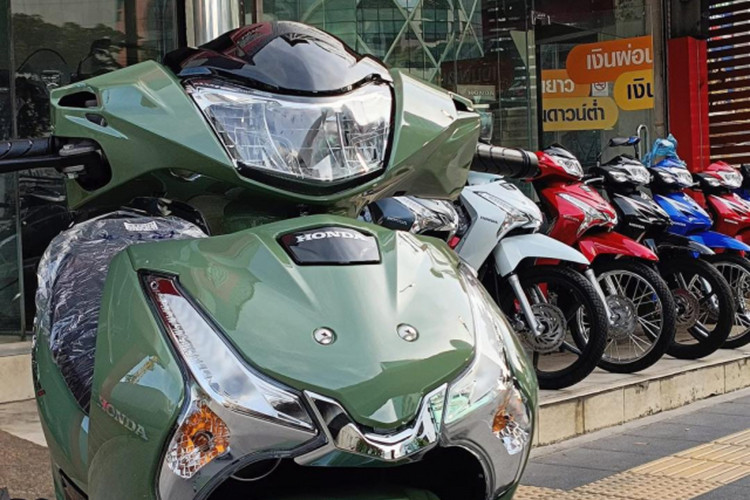 Về ngoại hình, Honda Wave 125i 2025 vừa trình làng tại Thái Lan chỉ là bản cập nhật màu sắc, công nghệ chứ không phải là phiên bản nâng cấp một số trang bị nhỏ và thêm màu sắc mới bắt mắt hơn.