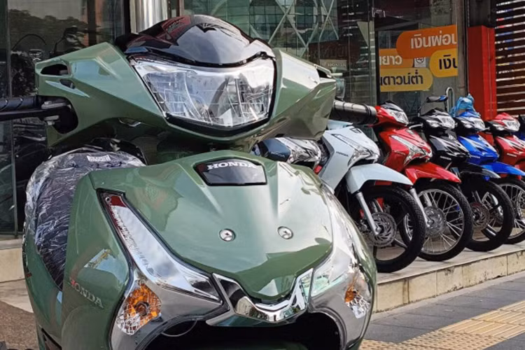 Về ngoại hình, Honda Wave 125i 2025 vừa trình làng tại Thái Lan chỉ là bản cập nhật màu sắc, công nghệ chứ không phải là phiên bản nâng cấp một số trang bị nhỏ và thêm màu sắc mới bắt mắt hơn.