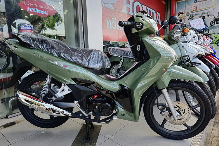 Được xem như là "người anh em song sinh" với mẫu Honda Future 125i tại Việt Nam, Honda Wave 125i sản xuất Thái Lan liên tục được Honda cập nhật phiên bản mới nhằm tăng sức hút không chỉ với khách hàng tại Thái Lan mà còn cả Việt Nam khi được nhập khẩu về bán với giá gấp đôi "siêu đắt đỏ".
