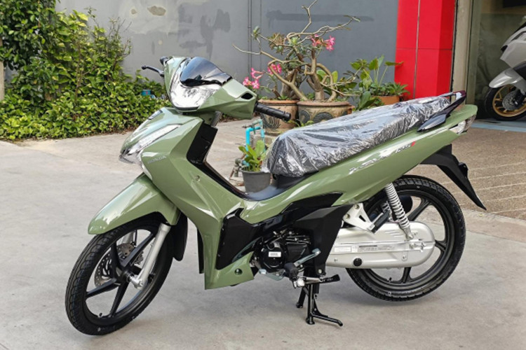 Honda Thái Lan đã chính thức ra mắt mẫu xe Honda Wave 125i 2025 mới với 6 màu sắc mới đầy ấn tượng. Thiết kế hiện đại và sang trọng của chiếc xe không chỉ tăng thêm vẻ cao cấp, mà còn củng cố thêm vị thế số 1 của Honda trong ngành xe máy số phổ thông tiện lợi cho gia đình.