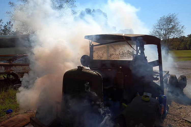 “Jennings Motor Sports” cho thấy chiếc GMC này không đơn thuần là một đống sắt vụn bởi nó rõ ràng vẫn còn những phần có thể cứu vãn.