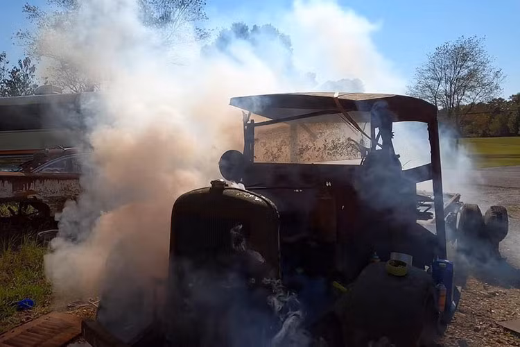 “Jennings Motor Sports” cho thấy chiếc GMC này không đơn thuần là một đống sắt vụn bởi nó rõ ràng vẫn còn những phần có thể cứu vãn.