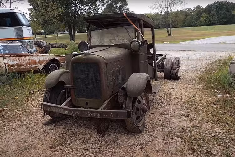 Chiếc xe tải GMC 1929 bị bỏ hoang 80 năm.