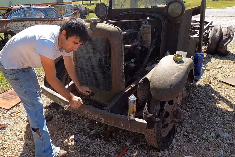 Đáng kinh ngạc trong câu chuyện này là khối động cơ I6 dung tích 5.1 lít của nó trông vẫn còn khá tốt, bất chấp năm nay đã 92 tuổi.