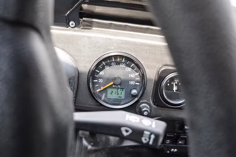 Thay vì hệ thống điều hoà không khí như nhiều mẫu xe khác hiện nay, trên mẫu xe Hunter vẫn kế thừa thiết kế cửa lấy gió ngoài đóng/mở phía trên ca-pô, đồng thời sẵn có hệ thống sấy ca-bin lấy sức nóng từ buồng động cơ. UAZ Việt Nam có thêm option điều hòa cho khách hàng có nhu cầu.