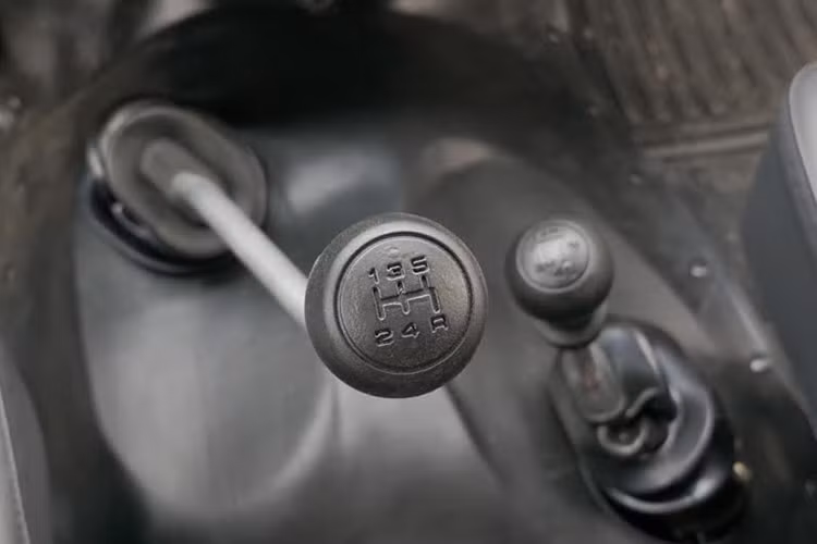 Điểm mới trên UAZ Hunter so với thế hệ 469 trước đây là vô-lăng và các cần gạt xi-nhan, điều khiển gạt nước đã được làm lại, phù hợp xu hướng mới. Người điều khiển dễ dàng vận hành nhờ có thêm trợ lực dầu. Các trang bị giải trí trên xe gần như không có gì, theo truyền thống của dòng xe quân sự.