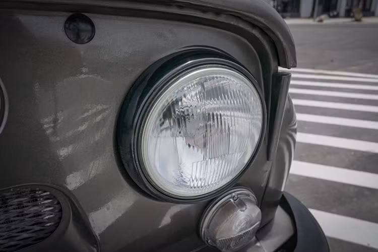 UAZ Hunter sở hữu bộ lưới tản nhiệt chia làm hai tầng cân đối, cặp đèn pha và đèn xi-nhan dạng bo tròn đối xứng hai bên đặc trưng truyền thống.