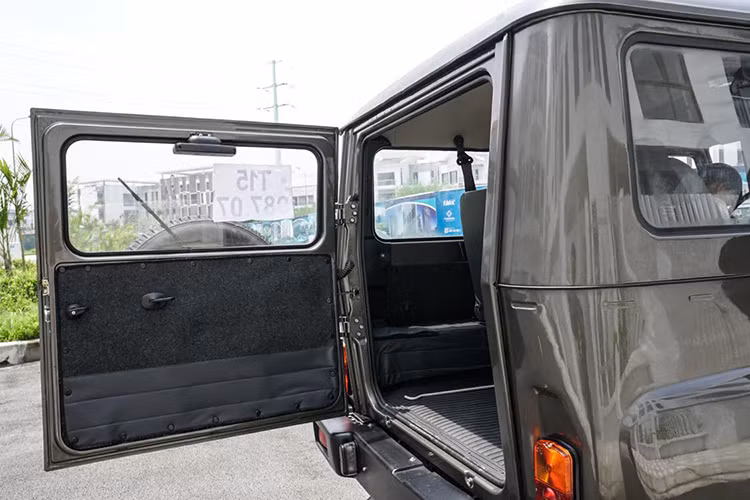 Bên trong, nội thất của xe gần như kế thừa truyền thống cũ của mẫu 469 – một chiếc xe địa hình với tiêu chí offroad. Ngay từ cửa ra vào của chiếc xe đã cho thấy nó có thiết kế khá đơn giản.