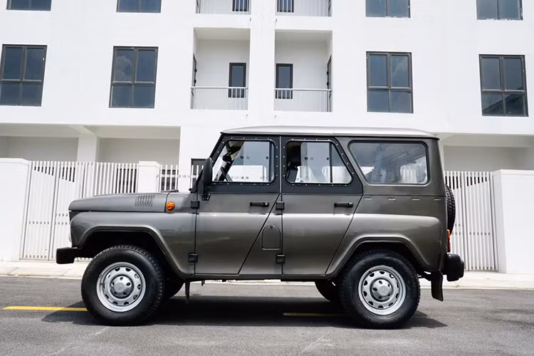 UAZ Hunter diesel có vẻ ngoài không khác biệt so với bản máy xăng 2.7L đã ra mắt khách hàng Việt Nam vào tháng 10/2016. Chiếc xe vẫn giữ các tính năng off-road huyền thoại từ mẫu UAZ cổ điển của thập niên 70. Xe có kích thước Dài x Rộng x Cao là 4.100 x 1.730 x 2.010 (mm), chiều dài cơ sở 2.380 mm, khoảng sáng gầm xe 210 mm và khả năng lội nước sâu lên tới 500 mm.