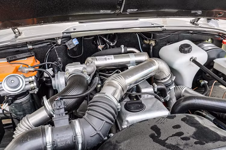 Phiên bản Hunter sử dụng động cơ diesel tại Việt Nam được hãng xe hãng UAZ cung cấp là 2.2 lít, sử dụng công nghệ vòi phun Common Rail giảm độ ồn và nhiều phụ tùng của hãng Bosch, công suất 114 mã lực, có thể đạt tốc độ tối đa 130 km/h. Kết hợp với động cơ này là hộp số sàn 5 tốc độ giúp UAZ Hunter vận hành linh hoạt trên đường.