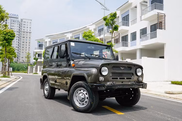 Bên cạnh đó, hộp số phụ sẵn sàng giúp người lái off-road với chế độ cài cầu 4H, 4L. Theo nhà sản xuất công bố, xe tiêu thụ nhiên liệu khoảng 9,5 lít/100km trong điều kiện đường hỗn hợp. Hiện tại, thương hiệu xe UAZ Việt Nam sẽ chính thức phân phối 2 bản máy dầu gồm Hunter mui mềm, Hunter Classic. Giá bán dự kiến sẽ dưới 500 triệu đồng.