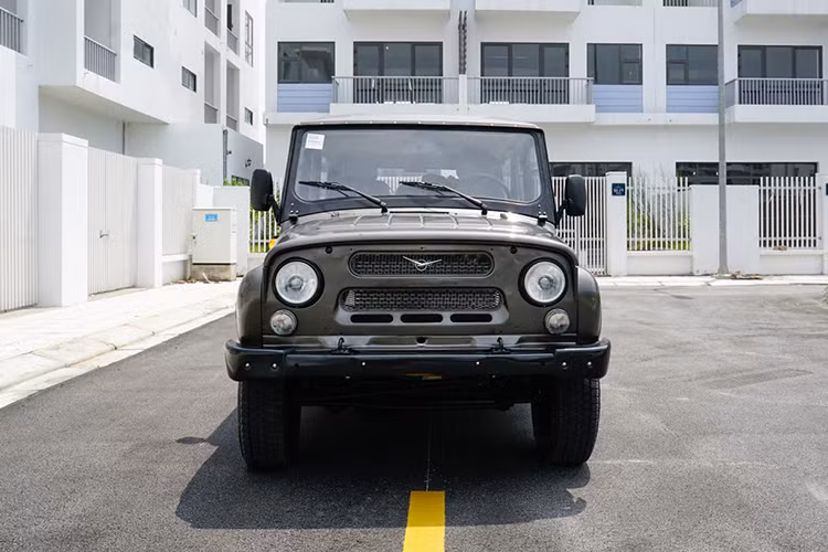 Trải qua tuổi đời gần 45 năm kể từ khi ra mắt đến nay, thiết kế phần đầu của chiếc xe ôtô Uaz phiên bản mới này vẫn sở hữu bộ lưới tản nhiệt chia làm hai tầng cân đối, cặp đèn pha và đèn xi-nhan dạng bo tròn đối xứng hai bên đặc trưng của thương hiệu xe hơi đình đám của Nga.