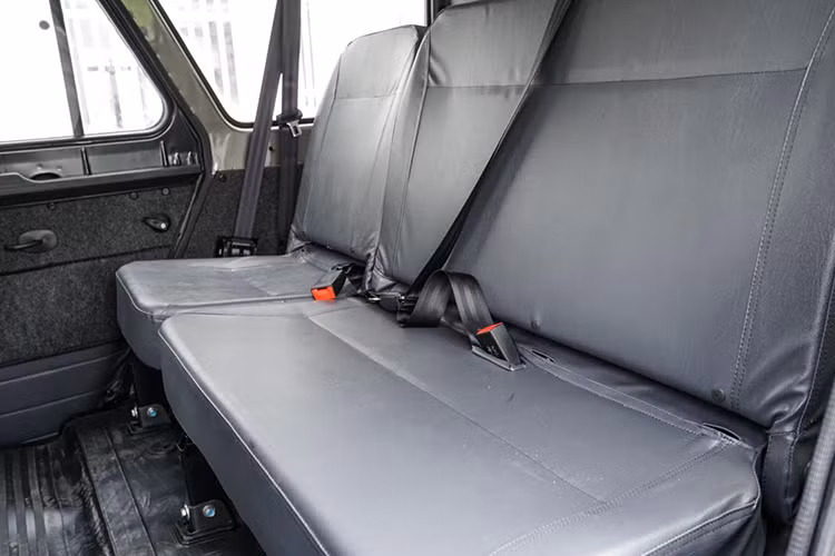 Khoảng cách giữa ghế trước và ghế sau trống cho phép dễ dàng di chuyển vào cabin. Hốc trước ghế lái và ghế phụ thoáng đãng giúp ra vào dễ dàng, cốp sau rộng rãi dễ vận chuyển đồ nhờ hàng ghế thứ hai linh hoạt. Đặc biệt, đối với việc chở hàng cồng kềnh, có thể ngả hàng ghế thứ hai theo tỷ lệ 60/40 hoặc ngả hẳn 180 độ.