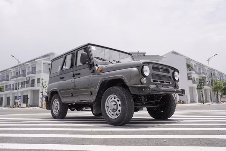 Có mặt trên thị trường Thế giới từ năm 1971, mẫu xe ôtô Nga UAZ-469 đã trở nên quá quen thuộc đối với người Việt. Sau khi những phiên bản xe UAZ Hunter máy xăng được phân phối chính hãng tại Việt Nam. Vừa qua, phiên bản máy dầu của mẫu xe này cũng vừa chính thức được nhập khẩu về Hà Nội để phục vụ người tiêu dùng.