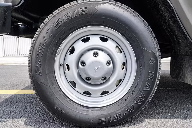 Mâm xe trang bị lốp lớn với mâm hợp kim kích cỡ 16 inch chắc, khoẻ.