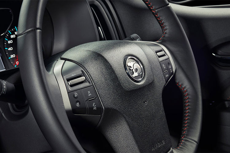 Các tính năng trên xe như; nhận diện giọng nói, khởi động xe từ xa, đèn pha tự động, hệ thống thông tin giải trí MyLink mới nhất, hỗ trợ kết nối Apple CarPlay và Android Auto. Ghế lái chỉnh điện, camera lùi...