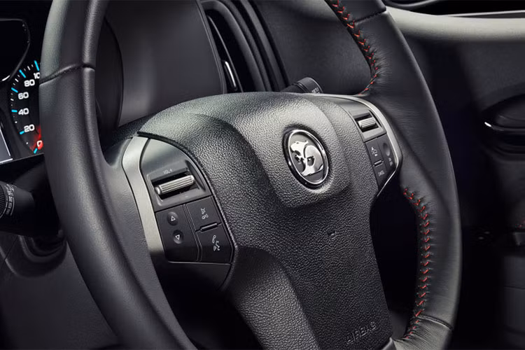 Các tính năng trên xe như; nhận diện giọng nói, khởi động xe từ xa, đèn pha tự động, hệ thống thông tin giải trí MyLink mới nhất, hỗ trợ kết nối Apple CarPlay và Android Auto. Ghế lái chỉnh điện, camera lùi...