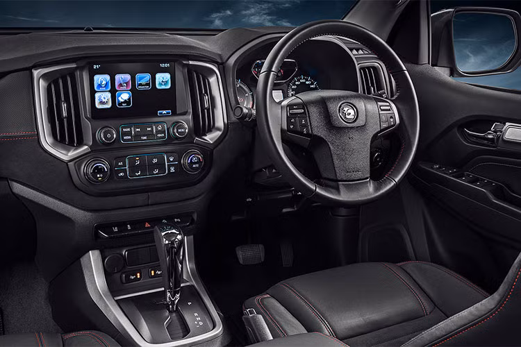 Bên trong nội thất cũng có một số chi tiết được nâng cấp, nổi bật nhất là chất liệu ghế được bọc lại bằng da lộn Alcatara, táp lô của xe cũng được bọc da viền chỉ đỏ theo phong cách thể thao.