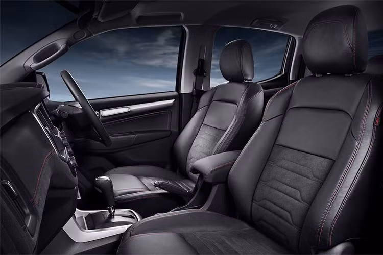 Các tính năng an toàn như kiểm soát lực kéo TSC, cân bằng điện tử ESC, kiểm soát lực văng ARP, hỗ trợ đổ đèo HDC, khởi hành ngang dốc HSA, cảnh báo chệch làn LDW, cảnh báo giao thông phía trước FCA, cảnh báo áp suất lốp.