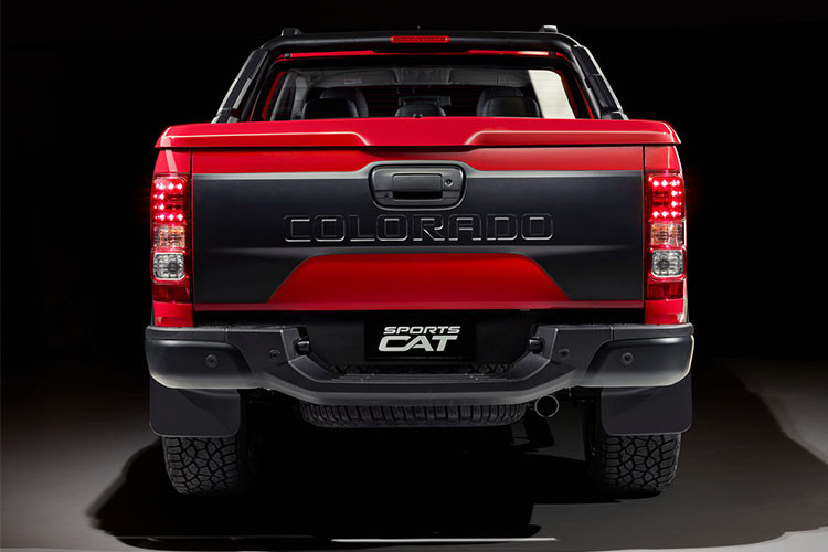 Ngoài động cơ thì chiếc Colorado ZR2 này còn được nâng cấp ngoại hình với thiết kế mới ở đầu xe, giúp ngoại hình xe hầm hố và thể thao hơn. Các chi tiết chính như đầu xe, cản va trước sau, tản nhiệt... - đặc biệt là màu sắc cũng được làm mới mang kiểu dáng mạnh mẽ và cá tính.