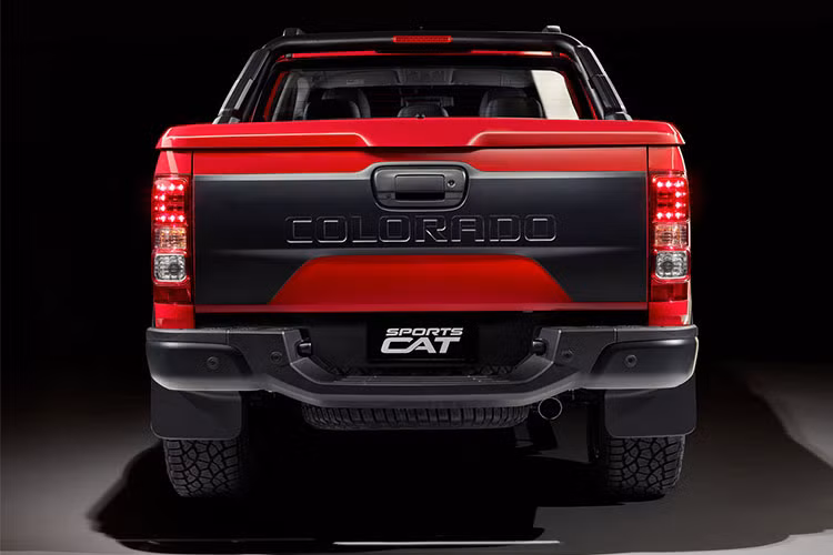 Ngoài động cơ thì chiếc Colorado ZR2 này còn được nâng cấp ngoại hình với thiết kế mới ở đầu xe, giúp ngoại hình xe hầm hố và thể thao hơn. Các chi tiết chính như đầu xe, cản va trước sau, tản nhiệt... - đặc biệt là màu sắc cũng được làm mới mang kiểu dáng mạnh mẽ và cá tính.