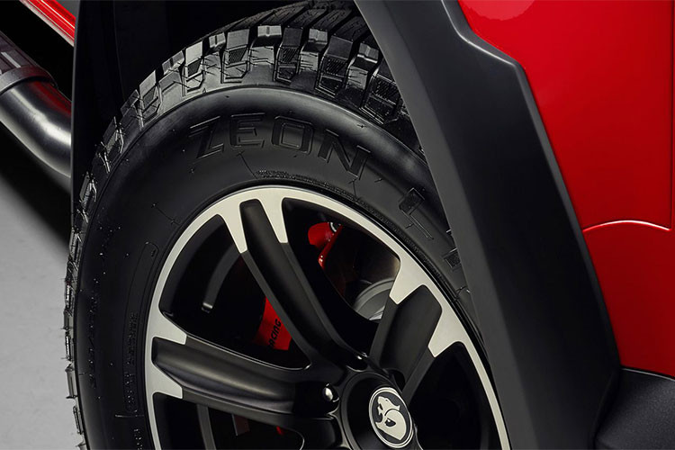 Ngoài ra vành – lốp của chiếc Chevrolet Colorado Sport Cat này cũng đã được hãng độ Úc nâng cấp kiểu mới, tuy nhiên nó lại không hầm hố và đi được nhiều địa hình khó như bộ lốp BF Goodrich của Ranger Raptor.