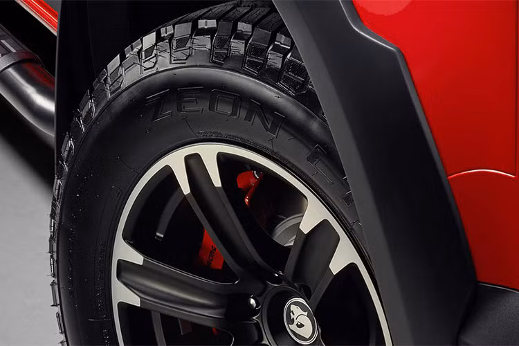 Ngoài ra vành – lốp của chiếc Chevrolet Colorado Sport Cat này cũng đã được hãng độ Úc nâng cấp kiểu mới, tuy nhiên nó lại không hầm hố và đi được nhiều địa hình khó như bộ lốp BF Goodrich của Ranger Raptor.