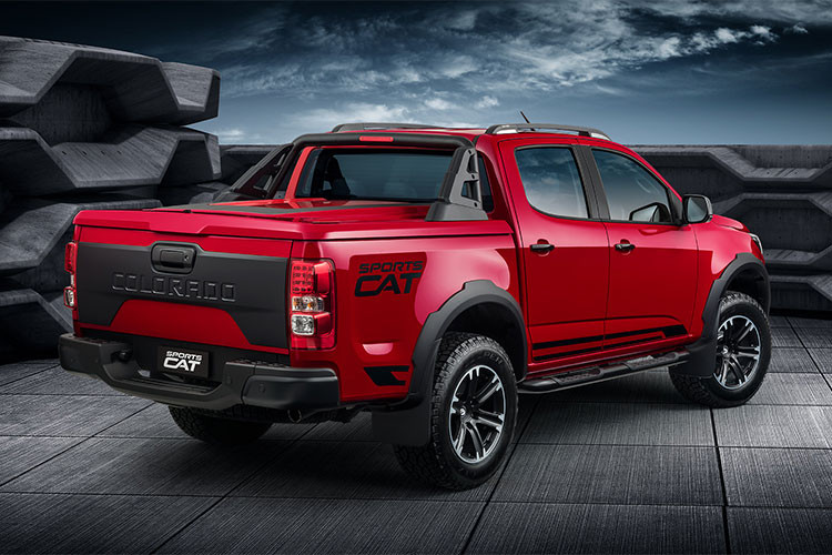 Nâng cấp nổi bật nhất cho mẫu xe bán tải Chevrolet Colorado Sport Cat mới này nằm ở mặt vận hành, xe được trang bị động cơ diesel 2.0 lít tăng áp kép sản sinh công suất 210 mã lực và mô-men xoắn 272Nm.