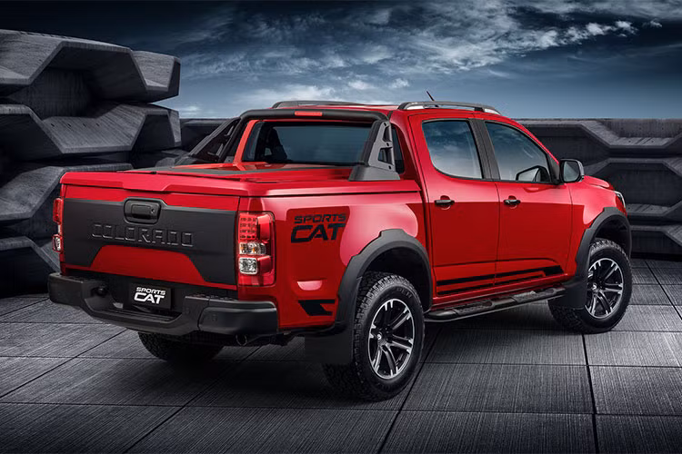 Nâng cấp nổi bật nhất cho mẫu xe bán tải Chevrolet Colorado Sport Cat mới này nằm ở mặt vận hành, xe được trang bị động cơ diesel 2.0 lít tăng áp kép sản sinh công suất 210 mã lực và mô-men xoắn 272Nm.