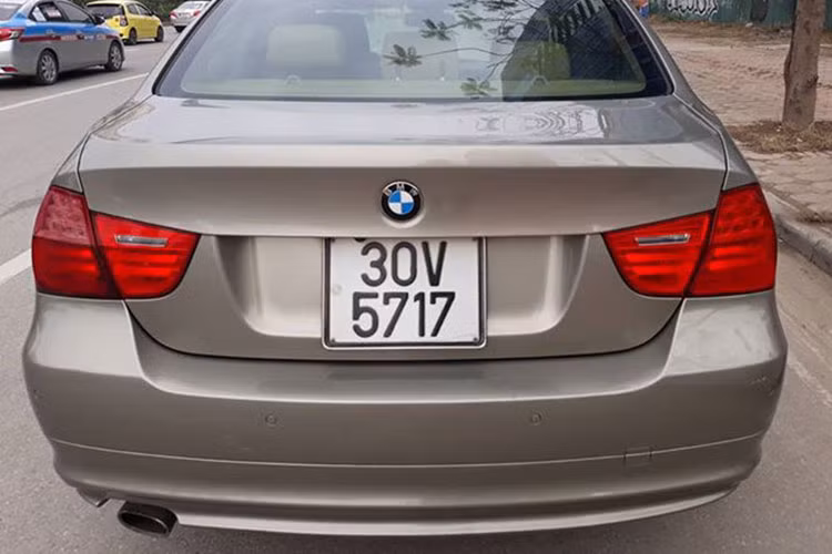 Mặc dù đã được sản xuất cách đây gần 10 năm, nhưng chiếc 320i này đã được hãng xe hơi BMW trang bị cho một số công nghệ hiện đại mà nhiều mẫu xe bình dân mới ở thời điểm này vẫn còn phải mơ ước.