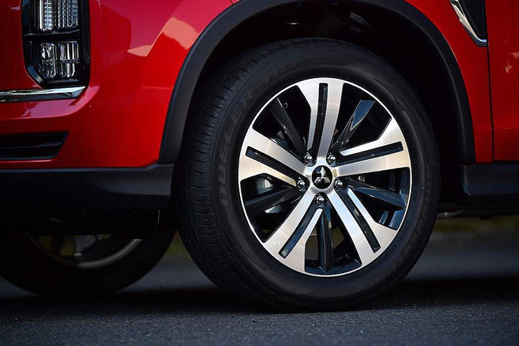 Khách hàng có thể lựa chọn 3 màu sắc mới cho ASX 2020 là đỏ Red Diamond, cam Sunshine và nâu Oak. Dù có ngoại hình được cải tiến khá nhiều, nhưng nội thất của chiếc xe vẫn giữ nguyên thiết kế. 