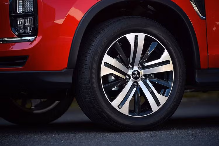 Khách hàng có thể lựa chọn 3 màu sắc mới cho ASX 2020 là đỏ Red Diamond, cam Sunshine và nâu Oak. Dù có ngoại hình được cải tiến khá nhiều, nhưng nội thất của chiếc xe vẫn giữ nguyên thiết kế. 