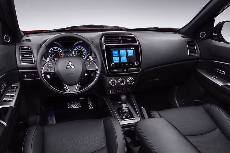 Điểm khác biệt lớn nhất ben trong nội thất xe chỉ nằm ở hệ thống thông tin giải trí với màn hình cảm ứng 8 inch được tích hợp bộ định vị vệ tinh TomTom trên các phiên bản cao cấp. Hệ thống này được tích hợp ứng dụng với các tính năng tiện ích như mức nhiên liệu còn lại, dẫn đường tới trạm xăng gần nhất, nhắc nhở lịch bảo dưỡng...