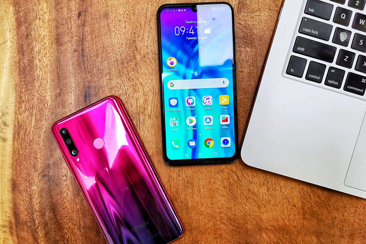 Mặt lưng của máy điện thoại Honor 20 Lite được hoàn thiện bằng chất liệu nhựa giả kính. Độ hoàn thiện của máy ở mức khá, mang đến cảm giác cầm nắm chưa thật sự cứng cáp.