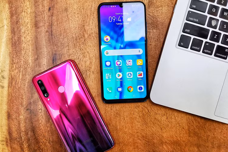 Mặt lưng của máy điện thoại Honor 20 Lite được hoàn thiện bằng chất liệu nhựa giả kính. Độ hoàn thiện của máy ở mức khá, mang đến cảm giác cầm nắm chưa thật sự cứng cáp.