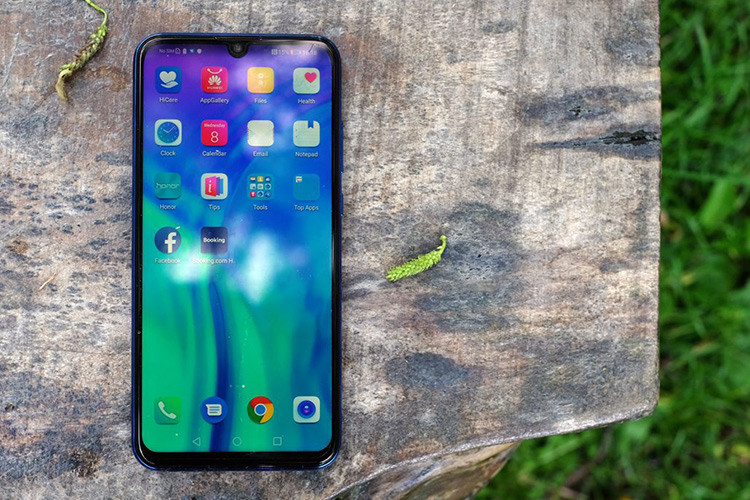 Honor 20 Lite có 2 màu xanh và đỏ. Máy đã được lên kệ tại Việt Nam từ ngày 4/5 với giá 6 triệu đồng. Tuy nhiên, giá điện thoại Honor 20 Lite hiện nay đang được giảm giá chính hãng chỉ còn 3.990.000 đồng (Được tặng voucher trị giá 700.000 đồng trừ trực tiếp vào giá sản phẩm cùng tai nghe Bluetooth có giá trị 990.000 đồng).