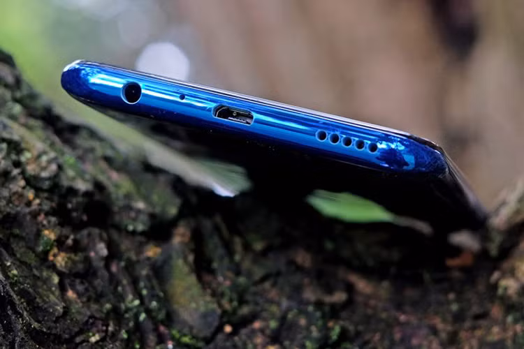 Honor 20 Lite vẫn dùng cổng sạc MicroUSB thay vì USB-C như các smartphone trong phân khúc.