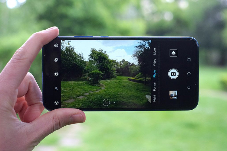 Giao diện chụp ảnh của máy đơn giản với các chế độ như chụp đêm, chuyên nghiệp, thức ăn... Trải nghiệm nhanh, camera selfie của máy cho ra hình ảnh khá tự nhiên, phần da người được làm trắng sáng nhẹ, không quá ảo. 