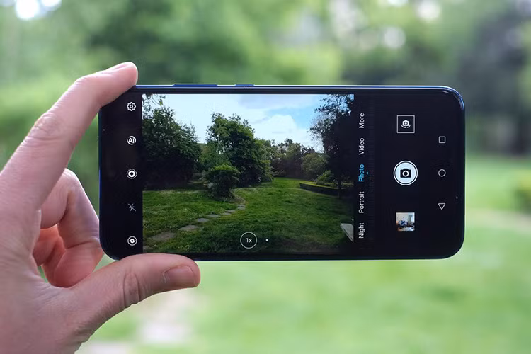 Giao diện chụp ảnh của máy đơn giản với các chế độ như chụp đêm, chuyên nghiệp, thức ăn... Trải nghiệm nhanh, camera selfie của máy cho ra hình ảnh khá tự nhiên, phần da người được làm trắng sáng nhẹ, không quá ảo. 