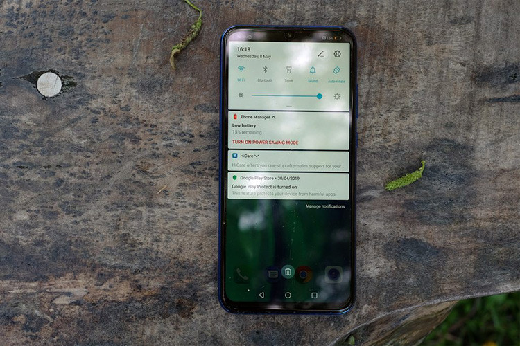 Máy dùng chip Kirin 710, tích hợp GPU Turbo, mang đến khả năng tối ưu hiệu suất khi chơi game và xử lý các ứng dụng nặng. Model này được trang bị RAM 4 GB và bộ nhớ trong 128 GB, hỗ trợ khe cắm thẻ nhớ ngoài 512 GB.