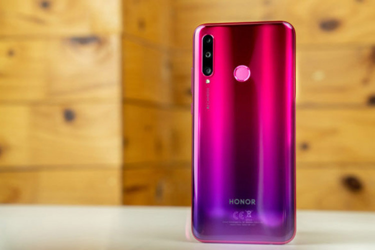 Nếu đam mê công nghệ, bạn có thể tìm thấy những sản phẩm của Honor có đuôi Lite như Honor 9 Lite, 10 Lite hay mới nhất là 20 Lite. Thực chất, chữ Lite có mang ý nghĩa là Light (Mỏng manh, yếu ớt) - tuy nhiên khi cầm trên tay mẫu điện thoại Honor giá rẻ này, bạn sẽ nghĩ khác.