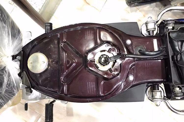 Yên xe vẫn còn giữ "phom" đầy đặn do mút cao su không bị lão hóa và phần khung yên bằng sắt chắc chắn. Nắp bình xăng phía dưới yên cùng các chi tiết sơn xi vẫn nguyên bản như vừa được "đập thùng" và lắp ráp lại theo dạng 3 cục hồi mới được nhập khẩu về từ Thái Lan năm 2002.