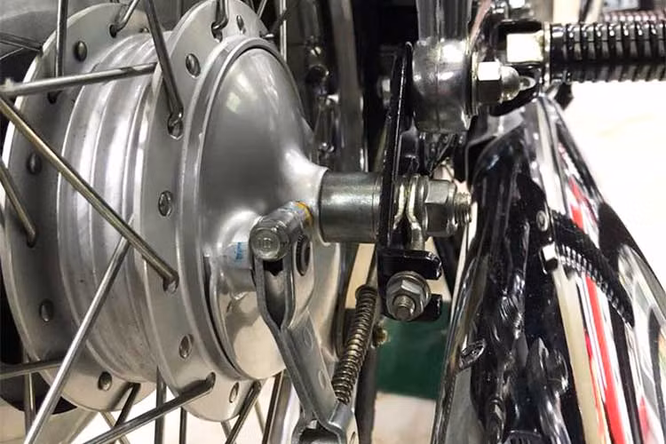 Cây pô của chiếc Dream II Thái Lan này mang mã hiệu 1985, thay vì 2543 như những series sản xuất sau này. Theo những dân chơi Dream lâu năm, loại pô 1985 cho tiếng nổ nhỏ nhưng tiếng hồi ấm hơn, trong khi pô 2543 to và đanh hơn. Cụm thắng đùm cùng bộ vành nan nguyên bản phía sau đều 'còn zin", thậm chí còn nguyên sơn đánh dấu.