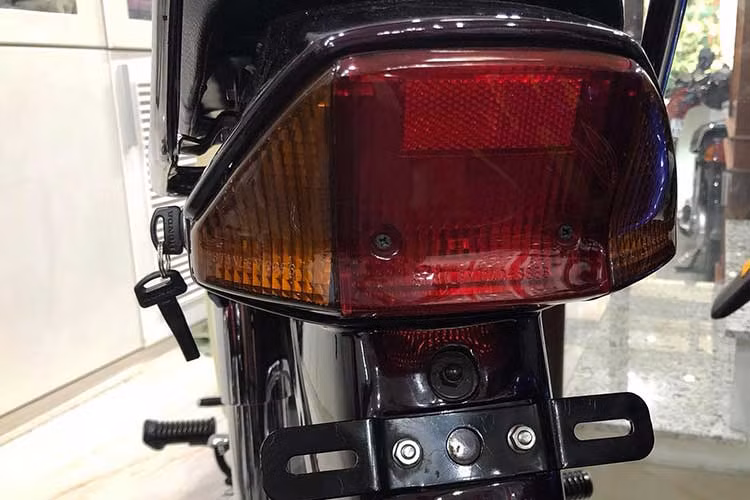 Mọi thứ trên xe đều nguyên bản, đồng hồ công-tơ-mét chỉ rằng nó mới chỉ đi được vài chục km chạy thử. Các chi tiết trên xe còn nguyên bản đến từng nút bấm, từ đèn còi đến cả cần gạt rơ le... Điều đó cho thấy người sưu tập xe tại Việt Nam đã giữ gìn nó trong tình trạng hoàn hảo.