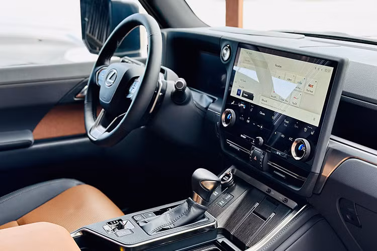 Bên trong mẫu SUV hạng sang này là không gian nội thất 3 hàng ghế rộng rãi và đầy đủ tiện nghi. Mẫu SUV hạng sang này sở hữu ghế bọc da semi-aniline pha NuLuxe, ghế trước sưởi/làm mát,...