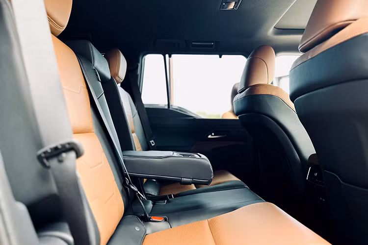 Thông tin về trang bị của xe vẫn được giữ kín. Chỉ biết chắc chắn rằng mẫu SUV hạng sang này sẽ dùng động cơ xăng V6, tăng áp kép, dung tích 3.4L, sản sinh công suất tối đa 349 mã lực và mô-men xoắn cực đại 649 Nm. Động cơ này đi với hộp số tự động 10 cấp và tiêu thụ lượng xăng trung bình lên đến 23,52 lít/100 km. 