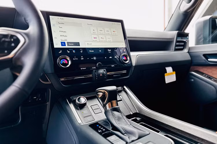 Ngoài ra, xe còn có bảng đồng hồ kỹ thuật số 12,3 inch, màn hình cảm ứng trung tâm 14 inch, hỗ trợ Apple CarPlay/Android Auto không dây và màn hình hiển thị thông tin kính lái HUD. Gói tính năng trợ lái nâng cao Lexus Safety Sense+ 3.0 cũng được trang bị cho xe.