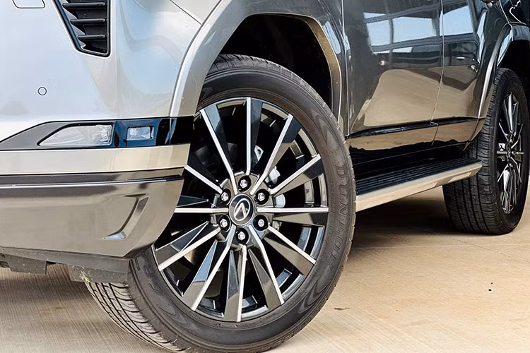 Trước đó, vào hồi đầu tháng 5/2024, một chiếc Lexus GX 2024 đã bị bắt gặp khi đang được vận chuyển trên đường phố thuộc địa bàn thị xã Phúc Yên, tỉnh Vĩnh Phúc, gần nhà máy Toyota Việt Nam. Theo nhân viên tư vấn bán hàng tại đại lý, Lexus GX 2024 bán ở Việt Nam sẽ chỉ có 1 phiên bản là GX 550.