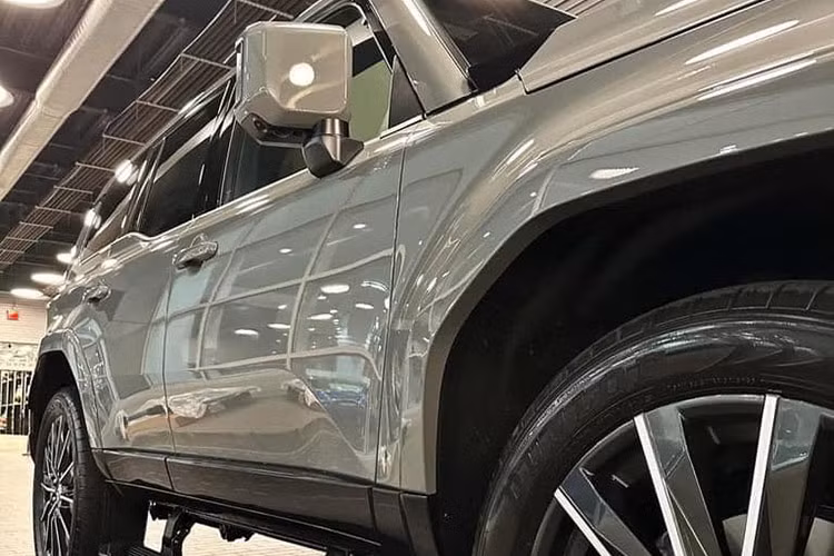 Thiết kế ngoại thất của Lexus GX 2024 cũng thay đổi đáng kể theo hướng hiện đại, trẻ trung và ấn tượng hơn. Xe được trang bị lưới tản nhiệt hình con suốt, đèn pha LED mỏng, dải đèn LED định vị ban ngày hình chữ "L" đặc trưng, cản trước/sau khỏe khoắn, nắp ca-pô dập gân thể thao, kính lái thẳng đứng hơn trước, hốc bánh mở rộng, vành la-zăng với đường kính lên đến 22 inch và đèn hậu LED nối liền hai bên