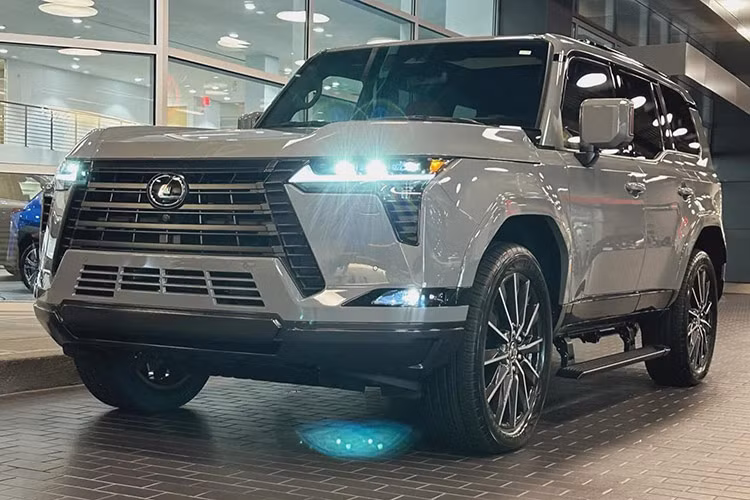 Theo nhân viên tư vấn bán hàng tại đại lý, mẫu xe SUV Lexus GX 2024 sẽ chính thức được giới thiệu ở Việt Nam vào cuối tháng này, có thể là ngày 25/6 tới. Giá xe Lexus GX 2024 dự kiến là khoảng từ 5,9 tỷ đồng, tương đương với thế hệ cũ.